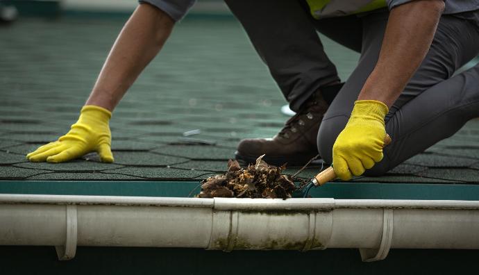 seamless gutters cleaning